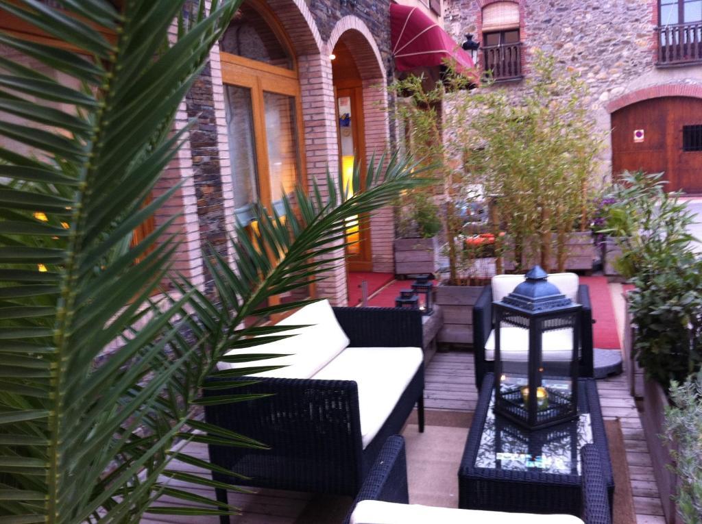 Hotel La Placa Garriguella Zewnętrze zdjęcie