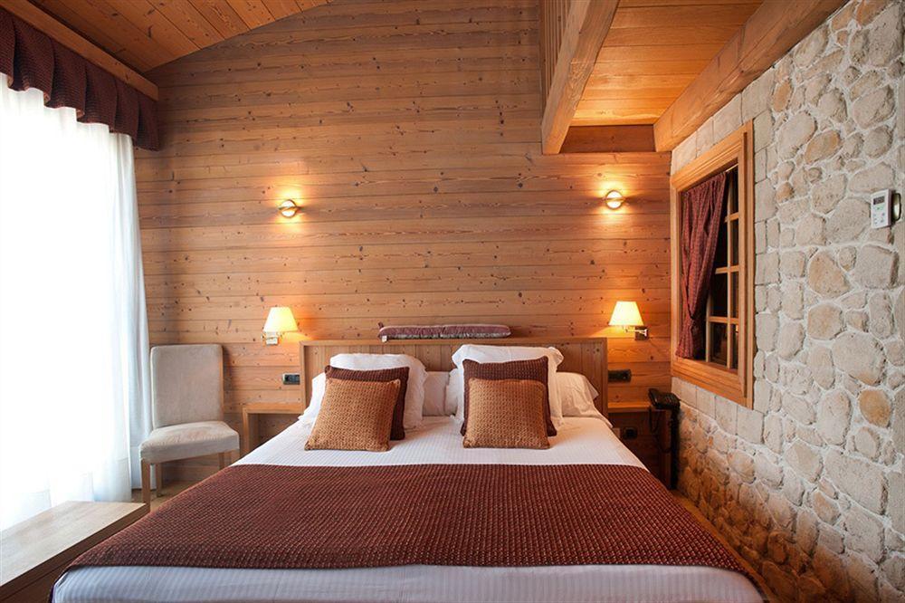 Hotel La Placa Garriguella Zewnętrze zdjęcie