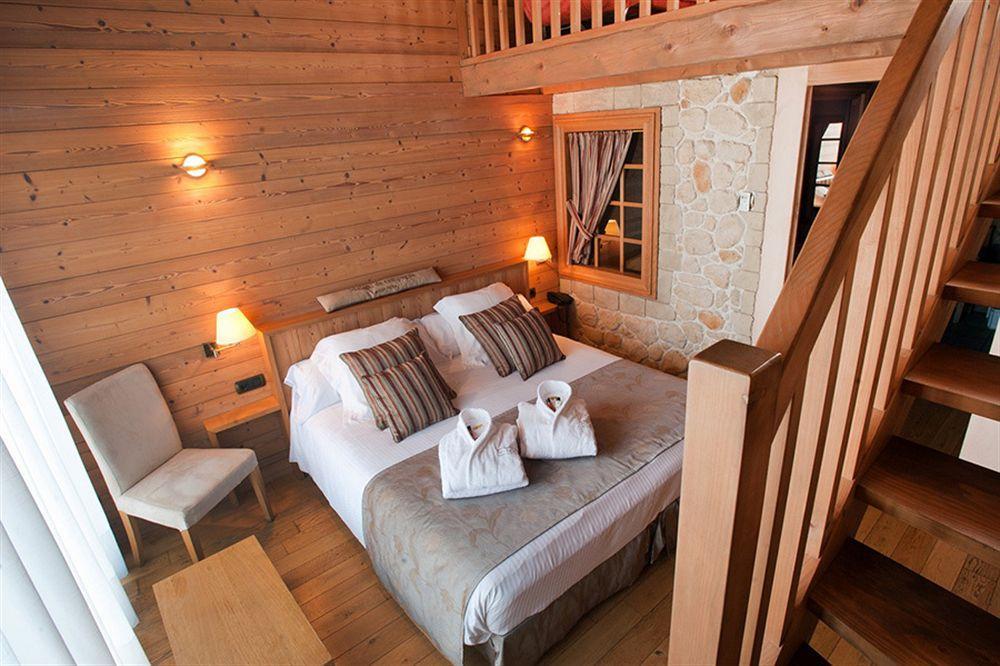 Hotel La Placa Garriguella Zewnętrze zdjęcie